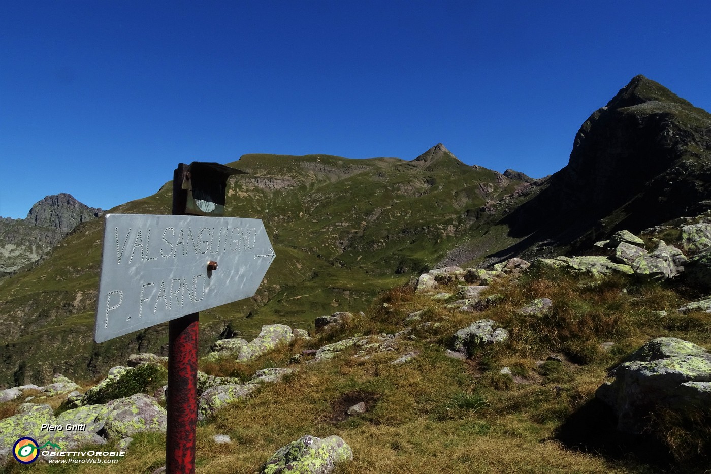 32 Poco sopra il Passo sentiero per Passo Valsanguigno e Pizzo Farno.JPG